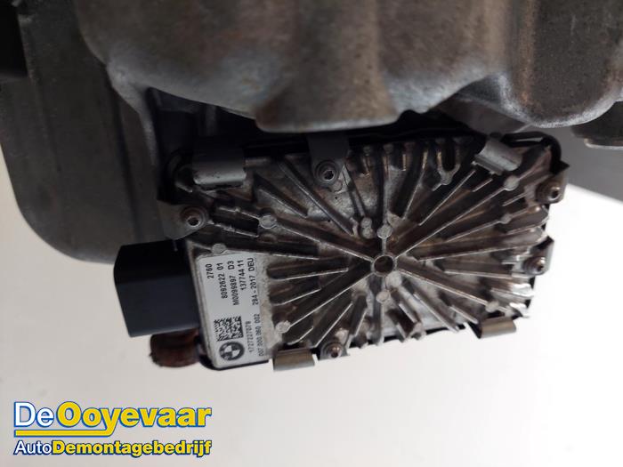 Versnellingsbak van een BMW M5 (F90) 4.4 xDrive V8 32V TwinPower Turbo 2017