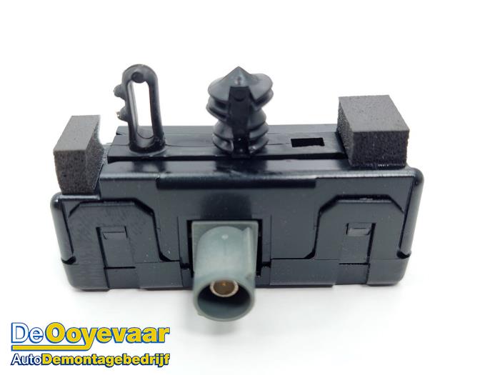 Gebruikte Antenne bluetooth Landrover Range Rover Velar (LY) 2.0 16V P300 AWD Prijs € 9,99 Margeregeling aangeboden door Autodemontagebedrijf De Ooyevaar