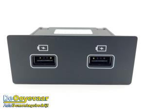 Gebruikte USB module Renault Megane IV Estate (RFBK) 1.3 TCE 160 16V Prijs € 29,99 Margeregeling aangeboden door Autodemontagebedrijf De Ooyevaar