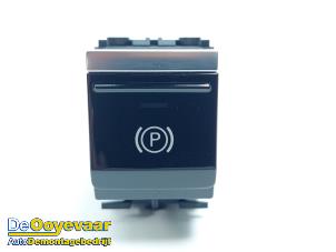 Gebruikte Schakelaar handrem Audi E-tron (GEN) 55 quattro Prijs € 9,99 Margeregeling aangeboden door Autodemontagebedrijf De Ooyevaar