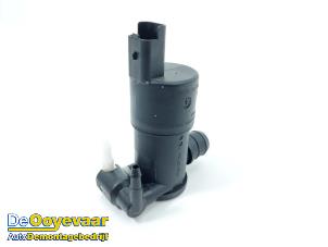 Gebruikte Ruitensproeierpomp voor Peugeot 208 II (UB/UH/UP) 1.2 Vti 12V PureTech 100 Prijs € 9,99 Margeregeling aangeboden door Autodemontagebedrijf De Ooyevaar