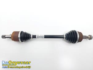 Gebruikte Aandrijfas links-voor Peugeot 208 II (UB/UH/UP) 1.2 Vti 12V PureTech 100 Prijs € 75,00 Margeregeling aangeboden door Autodemontagebedrijf De Ooyevaar