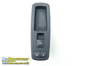 Gebruikte Elektrisch Raam Schakelaar Dodge Journey 2.0 CRD 16V Prijs € 9,99 Margeregeling aangeboden door Autodemontagebedrijf De Ooyevaar