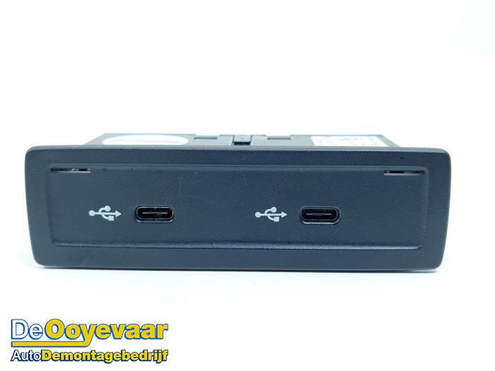 Gebruikte USB module Mercedes A-Klasse AMG (177.0) 2.0 A-35 AMG Turbo 16V 4Matic Prijs € 9,99 Margeregeling aangeboden door Autodemontagebedrijf De Ooyevaar