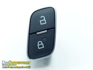 Gebruikte Schakelaar Centr. Deurvergrendeling Ford Puma 1.0 Ti-VCT EcoBoost 12V Prijs € 5,00 Margeregeling aangeboden door Autodemontagebedrijf De Ooyevaar