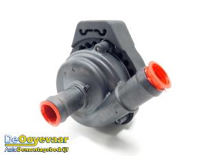 Gebruikte Extra waterpomp Jeep Compass II (MP) 1.3 4XE 240 16V 4x4 Prijs € 49,99 Margeregeling aangeboden door Autodemontagebedrijf De Ooyevaar