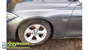 Gebruikte Spatbord links-voor BMW 3 serie Touring (F31) 320d 2.0 16V EfficientDynamicsEdition Prijs € 174,99 Margeregeling aangeboden door Autodemontagebedrijf De Ooyevaar