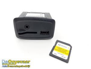 Gebruikte AUX/USB aansluiting Renault Zoé (AG) R90 Prijs € 99,99 Margeregeling aangeboden door Autodemontagebedrijf De Ooyevaar