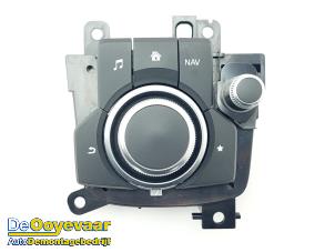 Gebruikte Radiobedienings paneel Mazda 6 SportBreak (GJ/GH/GL) 2.0 SkyActiv-G 165 16V Prijs € 89,99 Margeregeling aangeboden door Autodemontagebedrijf De Ooyevaar