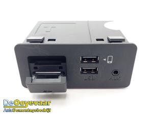 Gebruikte AUX/USB aansluiting Mazda 6 SportBreak (GJ/GH/GL) 2.0 SkyActiv-G 165 16V Prijs € 175,00 Margeregeling aangeboden door Autodemontagebedrijf De Ooyevaar