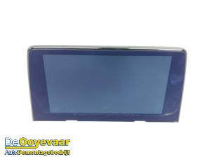 Gebruikte Display Multi Media regelunit Mazda 6 SportBreak (GJ/GH/GL) 2.0 SkyActiv-G 165 16V Prijs € 599,99 Margeregeling aangeboden door Autodemontagebedrijf De Ooyevaar