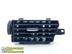 Gebruikte Luchtrooster Dashboard Mazda 6 SportBreak (GJ/GH/GL) 2.0 SkyActiv-G 165 16V Prijs € 29,99 Margeregeling aangeboden door Autodemontagebedrijf De Ooyevaar