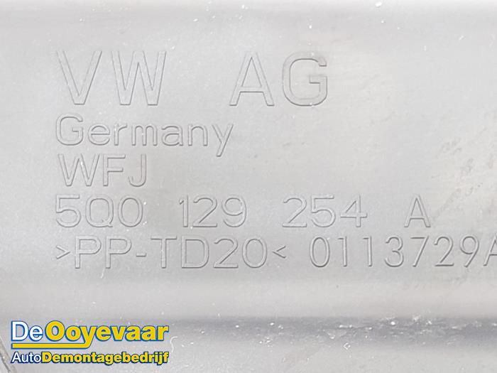 Luchtgeleider van een Volkswagen Golf VII Variant (AUVV) 1.6 TDI BlueMotion 16V 2014