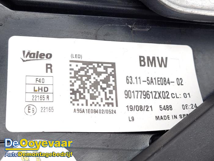 Rechter Koplamp van een BMW 1 serie (F40) 118i 1.5 TwinPower 12V 2021