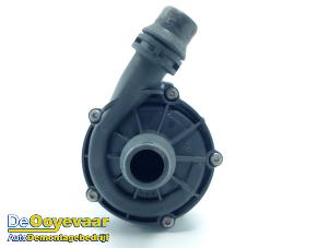 Gebruikte Extra waterpomp BMW M5 (F90) M550i xDrive 4.4 V8 32V TwinPower Turbo Prijs € 45,00 Margeregeling aangeboden door Autodemontagebedrijf De Ooyevaar