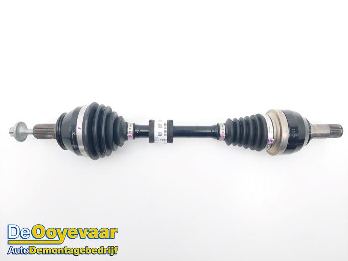 Aandrijfas links-voor van een Mercedes-Benz GLA (H247) 1.3 200 Turbo 16V 2021