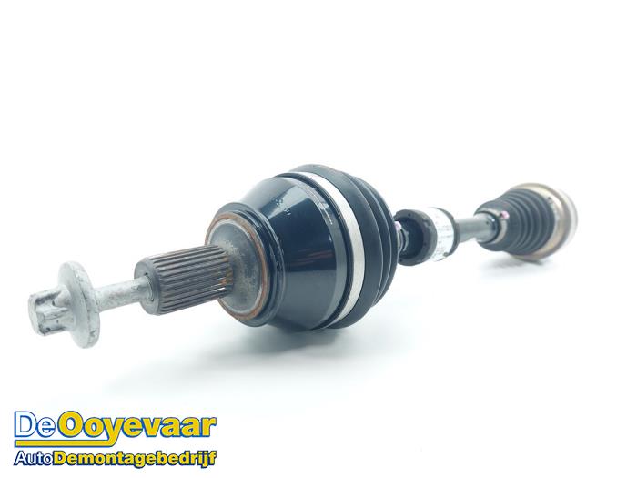 Aandrijfas links-voor van een Mercedes-Benz GLA (H247) 1.3 200 Turbo 16V 2021