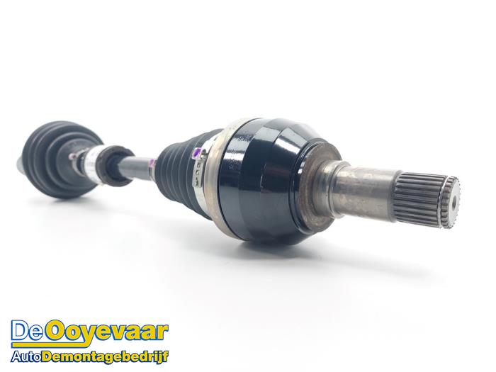 Aandrijfas links-voor van een Mercedes-Benz GLA (H247) 1.3 200 Turbo 16V 2021