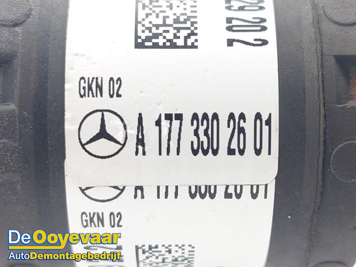 Aandrijfas links-voor van een Mercedes-Benz GLA (H247) 1.3 200 Turbo 16V 2021