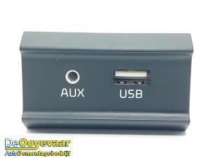 Gebruikte AUX/USB aansluiting Kia Rio IV (YB) 1.0i T-GDi 100 12V Prijs € 24,99 Margeregeling aangeboden door Autodemontagebedrijf De Ooyevaar