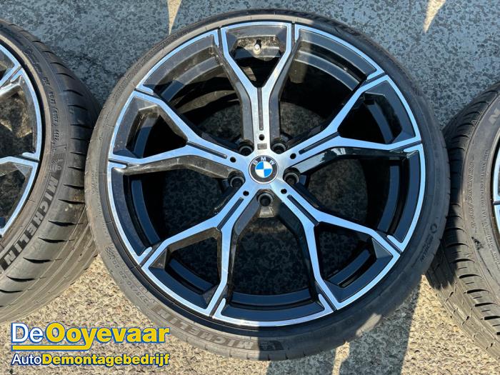 Velgen set + banden van een BMW M5 (G30/F90) M550i xDrive 4.4 V8 32V TwinPower Turbo 2018