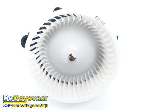 Gebruikte Kachel Ventilatiemotor Kia Niro I (DE) 1.6 GDI Plug-in Hybrid Prijs € 89,99 Margeregeling aangeboden door Autodemontagebedrijf De Ooyevaar