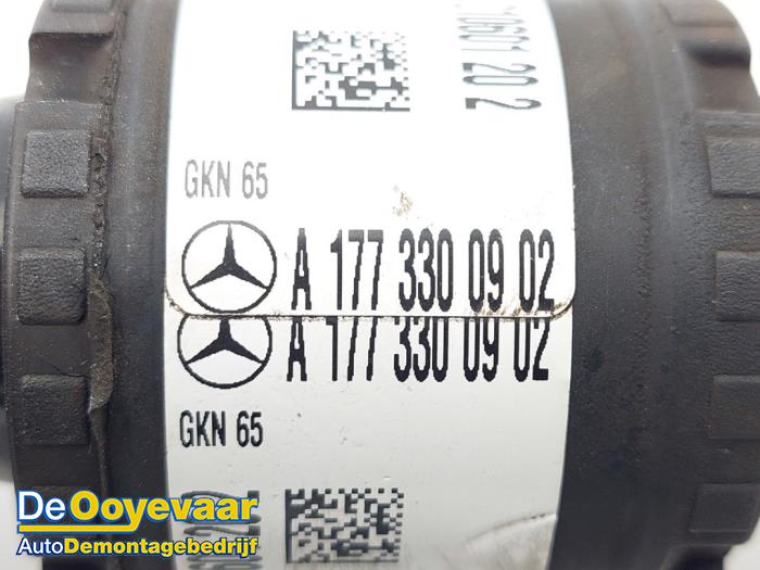 Homokineetas links-voor van een Mercedes-AMG A-Klasse AMG (177.1) 2.0 A-35 AMG Turbo 16V 4Matic 2021