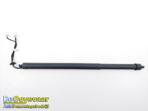 Gebruikte Achterklep motor Peugeot 5008 II (M4/MC/MJ/MR) 1.2 12V e-THP PureTech 130 Prijs € 75,00 Margeregeling aangeboden door Autodemontagebedrijf De Ooyevaar