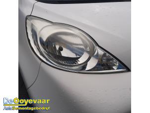Gebruikte Rechter Koplamp Peugeot 107 1.0 12V Prijs € 44,99 Margeregeling aangeboden door Autodemontagebedrijf De Ooyevaar