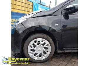 Gebruikte Voorscherm links Toyota Aygo (B40) 1.0 12V VVT-i Prijs € 225,00 Margeregeling aangeboden door Autodemontagebedrijf De Ooyevaar