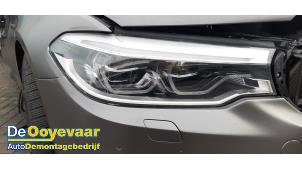 Gebruikte Rechter Koplamp BMW 5 serie (G30) M550i xDrive 4.4 V8 32V TwinPower Turbo Prijs € 999,99 Margeregeling aangeboden door Autodemontagebedrijf De Ooyevaar