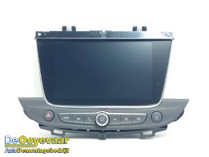 Gebruikte Display Multi Media regelunit Opel Crossland (X) 1.2 Turbo 12V Prijs € 299,99 Margeregeling aangeboden door Autodemontagebedrijf De Ooyevaar