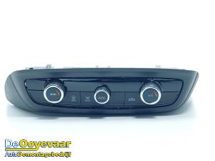 Gebruikte Kachel Bedieningspaneel Opel Crossland (X) 1.2 Turbo 12V Prijs € 75,00 Margeregeling aangeboden door Autodemontagebedrijf De Ooyevaar