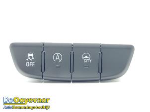 Gebruikte Start/Stop schakelaar Opel Karl 1.0 12V Prijs € 9,99 Margeregeling aangeboden door Autodemontagebedrijf De Ooyevaar