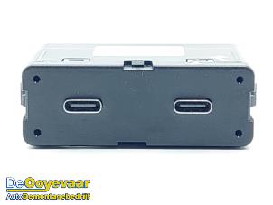 Gebruikte AUX/USB aansluiting Volvo EX30 Single Motor Extended Range 69 kWh Prijs € 49,99 Margeregeling aangeboden door Autodemontagebedrijf De Ooyevaar