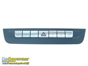 Gebruikte Schakelaar Paniekverlichting Mercedes CLA (117.3) 1.6 CLA-180 16V Prijs € 29,99 Margeregeling aangeboden door Autodemontagebedrijf De Ooyevaar