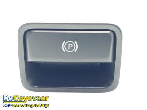 Gebruikte Handrem schakelaar Mercedes CLA (117.3) 1.6 CLA-180 16V Prijs € 5,00 Margeregeling aangeboden door Autodemontagebedrijf De Ooyevaar