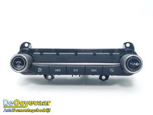 Gebruikte Radiobedienings paneel Ford Puma 1.0 Ti-VCT EcoBoost 12V Prijs € 49,99 Margeregeling aangeboden door Autodemontagebedrijf De Ooyevaar