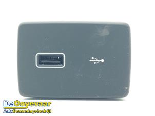 Gebruikte AUX/USB aansluiting Fiat Ducato (250) 2.3 D 120 Multijet AdBlue Prijs € 19,99 Margeregeling aangeboden door Autodemontagebedrijf De Ooyevaar