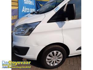 Gebruikte Spatbord links-voor Ford Transit Custom 2.2 TDCi 16V Prijs € 99,99 Margeregeling aangeboden door Autodemontagebedrijf De Ooyevaar
