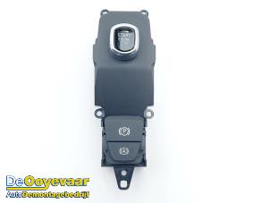 Gebruikte Handrem schakelaar Volvo V60 II (ZW) 2.0 B3 16V Mild Hybrid Prijs € 39,99 Margeregeling aangeboden door Autodemontagebedrijf De Ooyevaar