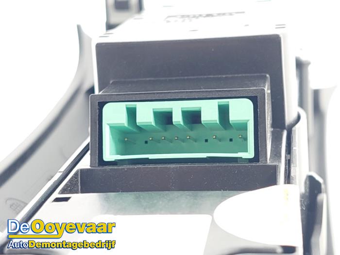 Radiobedienings paneel van een Volvo V60 II (ZW) 2.0 B3 16V Mild Hybrid 2021