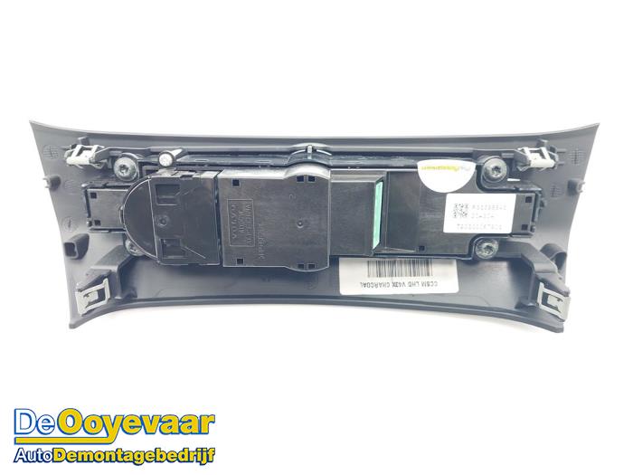 Radiobedienings paneel van een Volvo V60 II (ZW) 2.0 B3 16V Mild Hybrid 2021