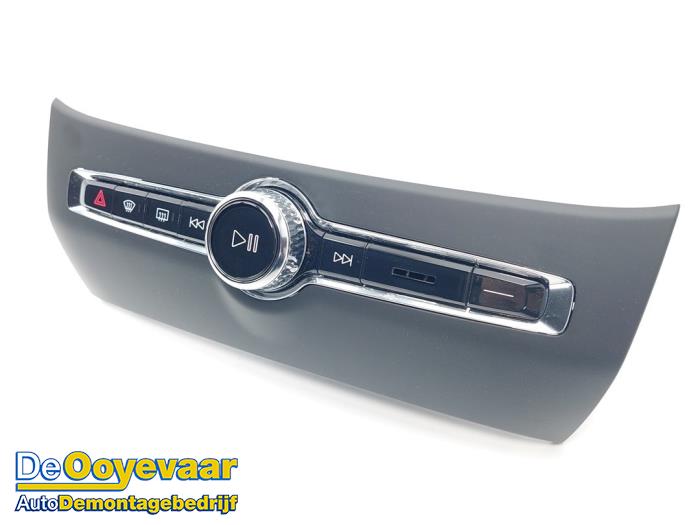 Radiobedienings paneel van een Volvo V60 II (ZW) 2.0 B3 16V Mild Hybrid 2021