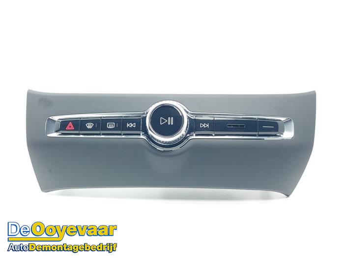Radiobedienings paneel van een Volvo V60 II (ZW) 2.0 B3 16V Mild Hybrid 2021
