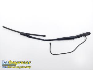 Gebruikte Ruitenwisserarm voor Volvo V60 II (ZW) 2.0 B3 16V Mild Hybrid Prijs € 25,00 Margeregeling aangeboden door Autodemontagebedrijf De Ooyevaar