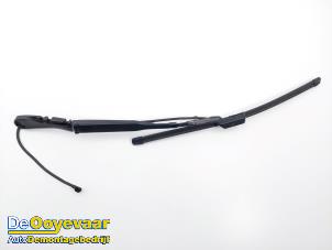 Gebruikte Ruitenwisserarm voor Volvo V60 II (ZW) 2.0 B3 16V Mild Hybrid Prijs € 25,00 Margeregeling aangeboden door Autodemontagebedrijf De Ooyevaar