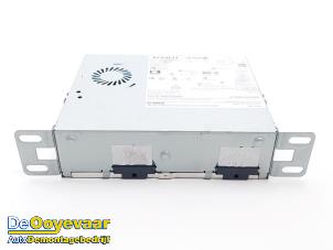 Gebruikte Multi Media Regelunit Renault Zoé (AG) R135 Prijs € 129,99 Margeregeling aangeboden door Autodemontagebedrijf De Ooyevaar