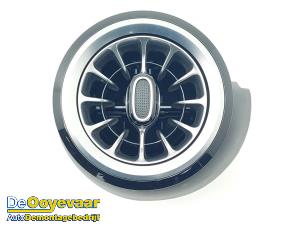 Gebruikte Luchtrooster Dashboard Mercedes CLA Shooting Brake (118.6) 1.3 CLA-180 Turbo 16V Prijs € 25,00 Margeregeling aangeboden door Autodemontagebedrijf De Ooyevaar