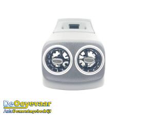 Gebruikte Luchtrooster achter Mercedes CLA Shooting Brake (118.6) 1.3 CLA-180 Turbo 16V Prijs € 39,99 Margeregeling aangeboden door Autodemontagebedrijf De Ooyevaar